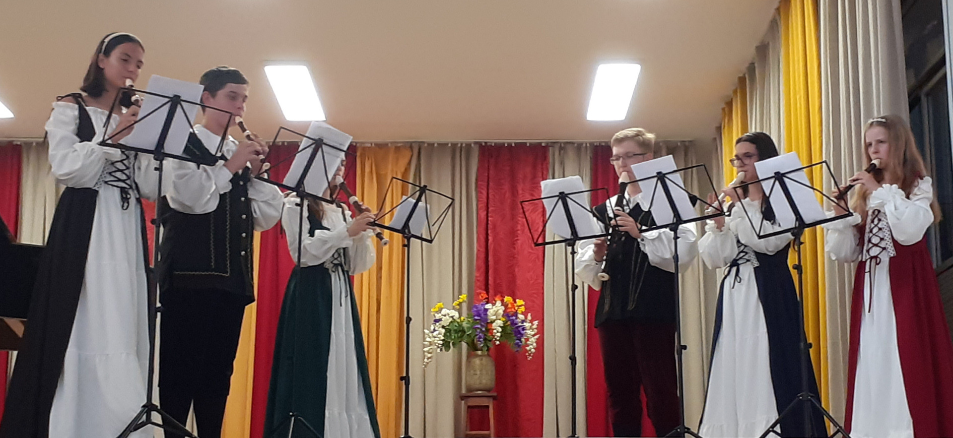 Flautový súbor interpretuje starú hudbu v júni 2024.