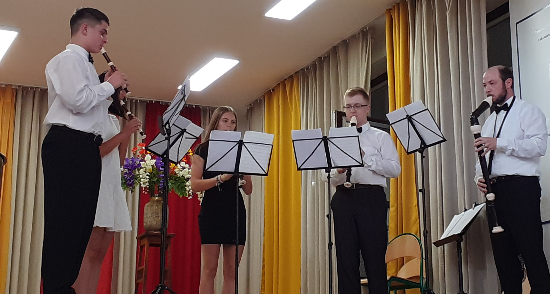 Flautový súbor interpretuje modernú hudbu v júni 2025.